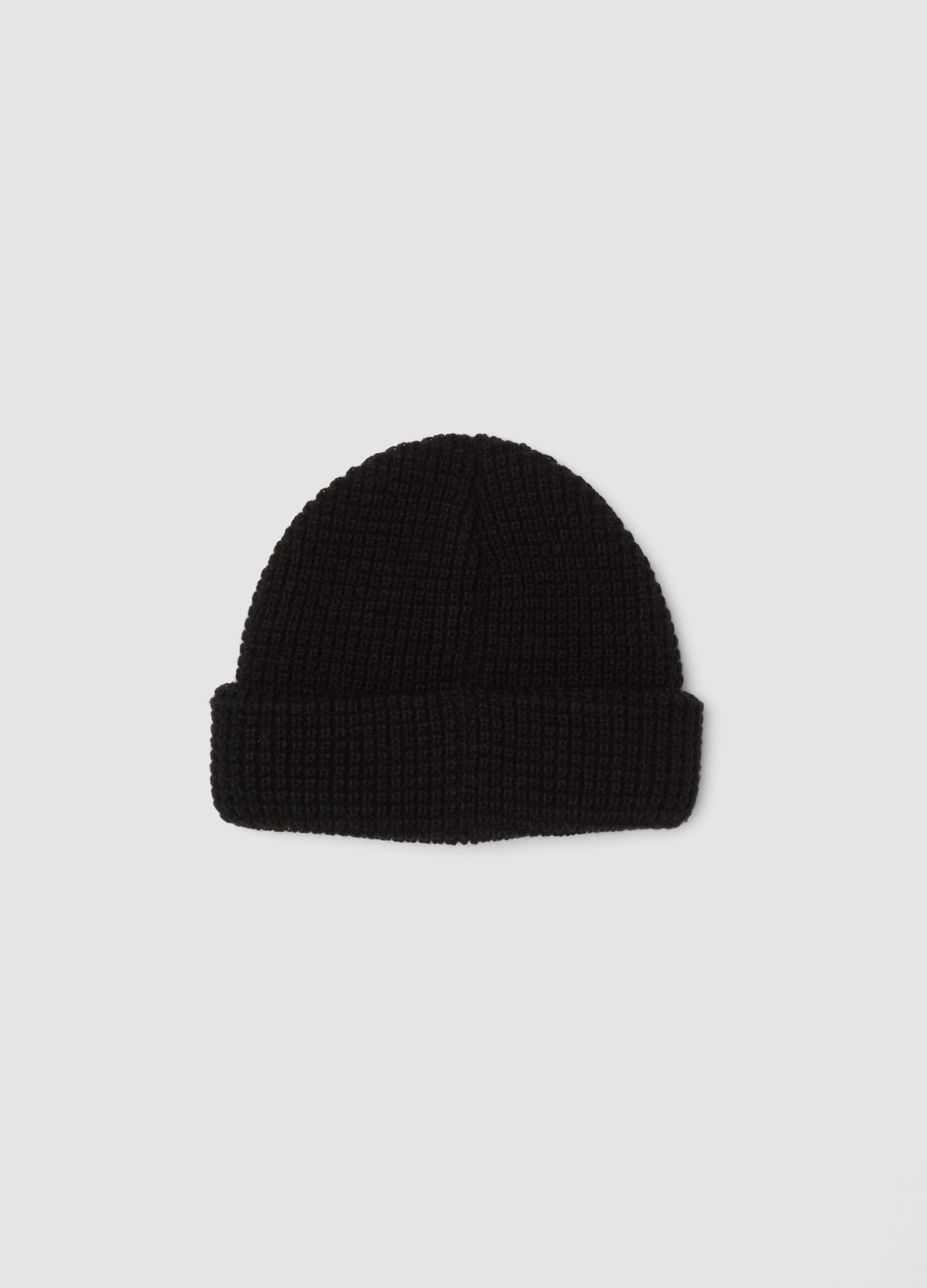 Schwarze Rippstrickm&uuml;tze mit Umschlag
