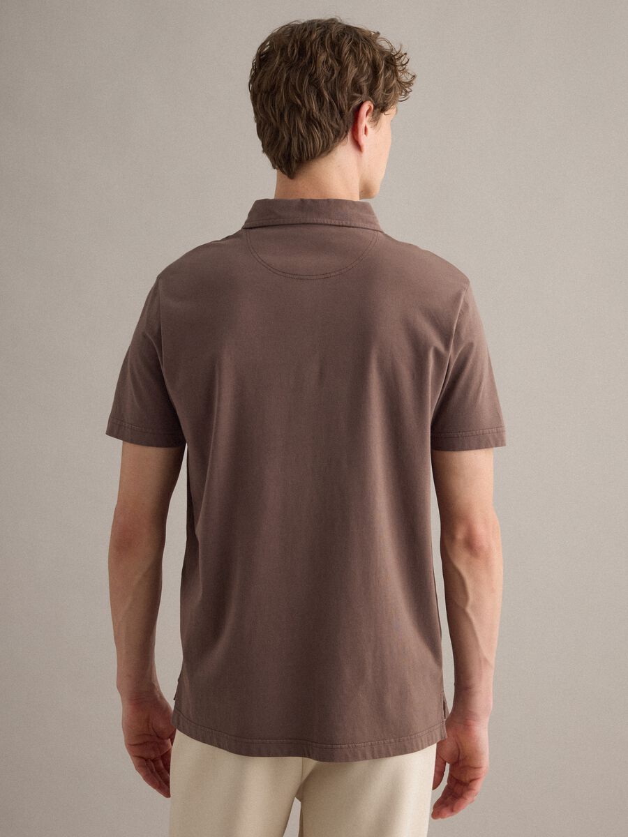 Braunes Poloshirt mit kurzen &Auml;rmeln aus reiner Baumwolle, Regular Fit_3
