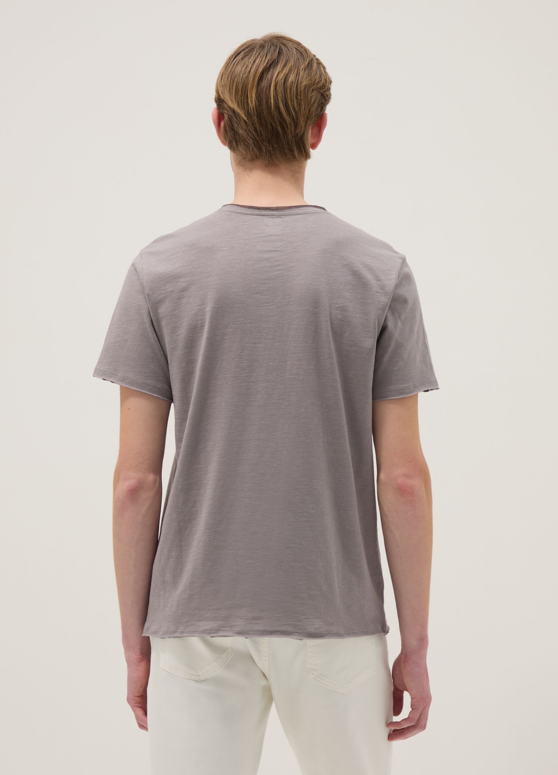 Graues T-Shirt aus reiner Baumwolle, regular fit, mit Henley-Kragen