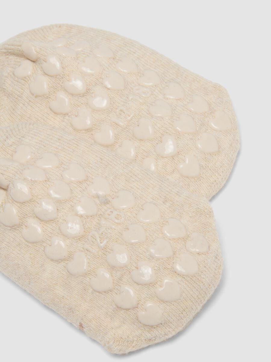 Beige non-slip socks in stretchy organic cotton for baby girls_1