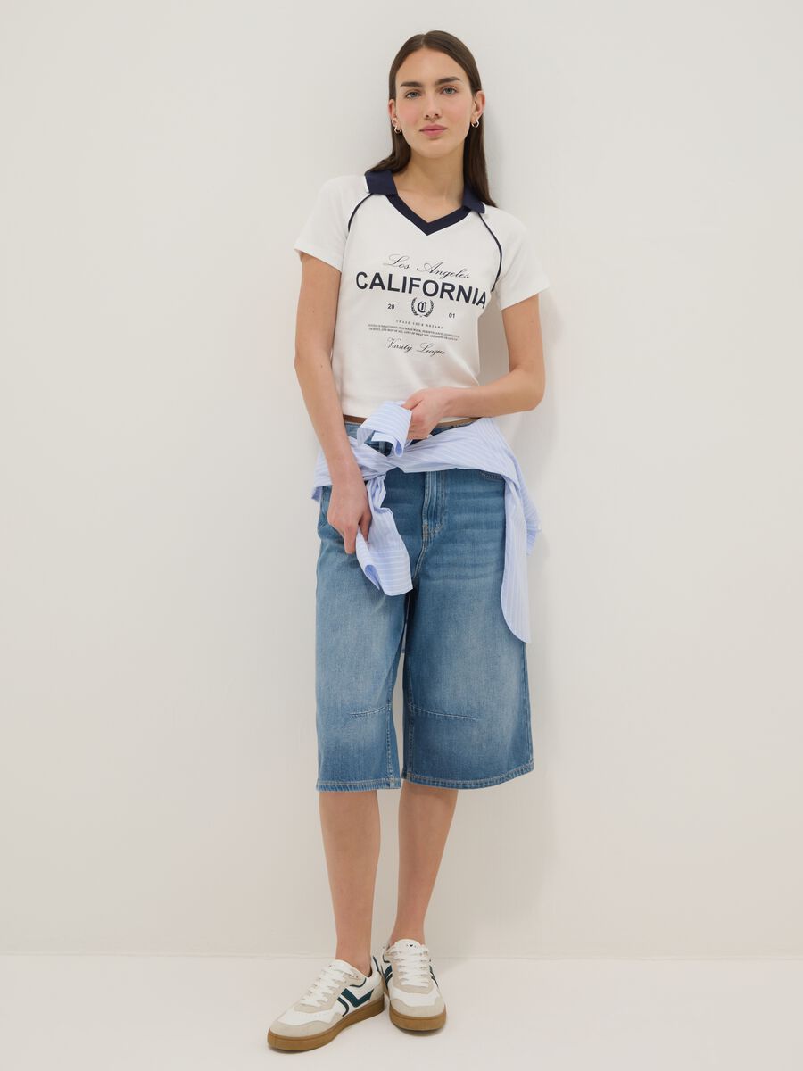 Wei&szlig;e T-Shirt aus reiner Baumwolle, Regular Fit mit Polokragen und Druck_2