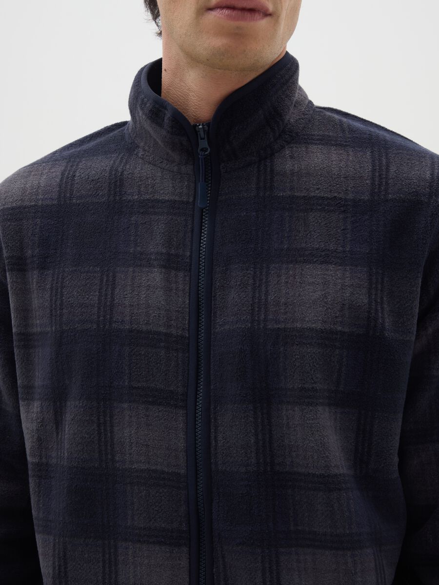 Blaue Wolljacke mit hoher Hals und Karo und Reißverschluss_3