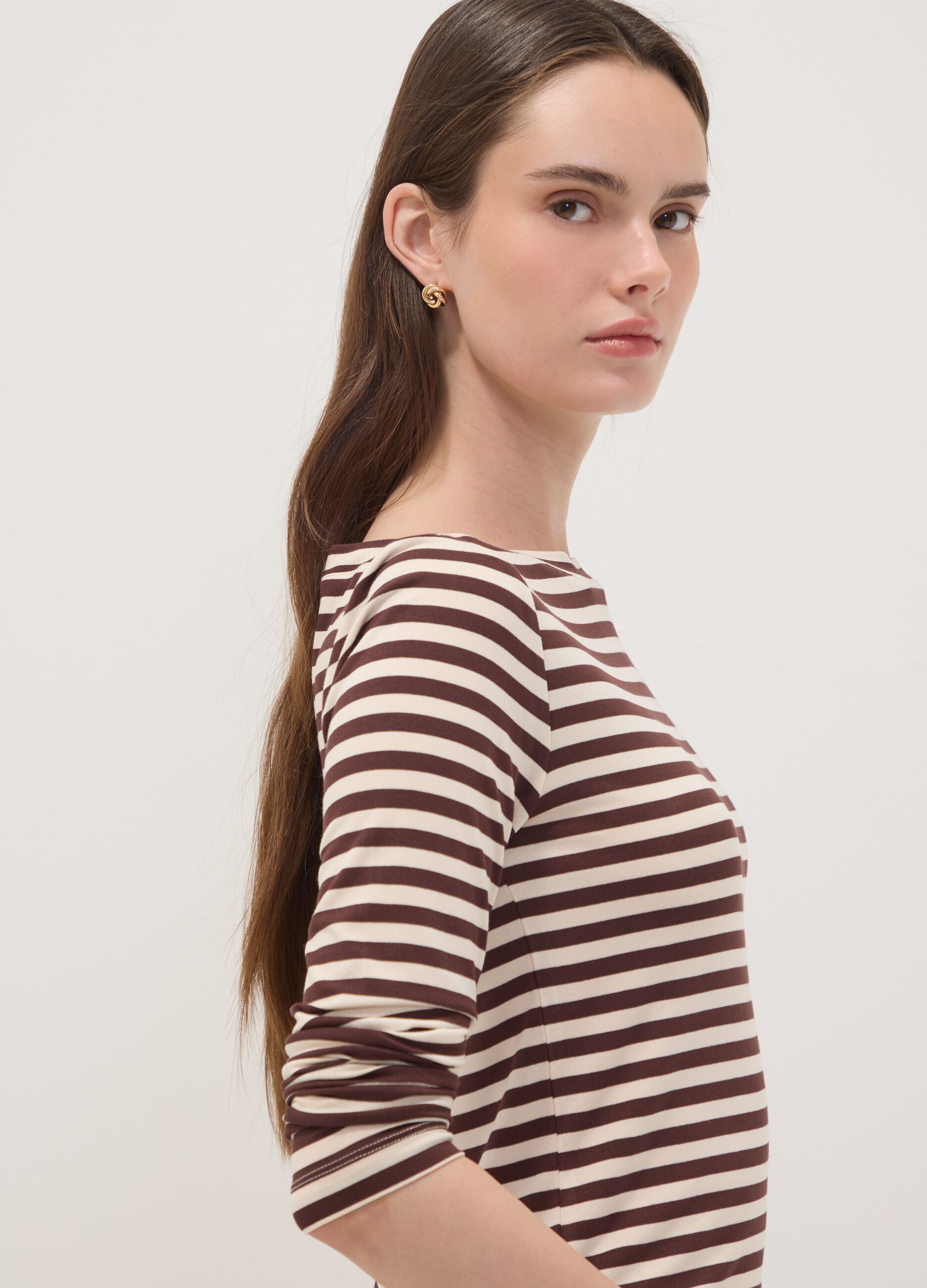 T-shirt multicolor in viscosa elasticizzata a righe slim fit