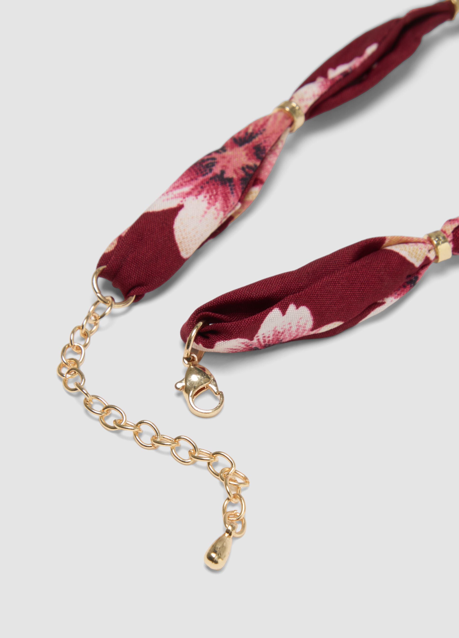 Rote Halskette mit Blumenprint und goldfarbenen Anh&auml;ngern