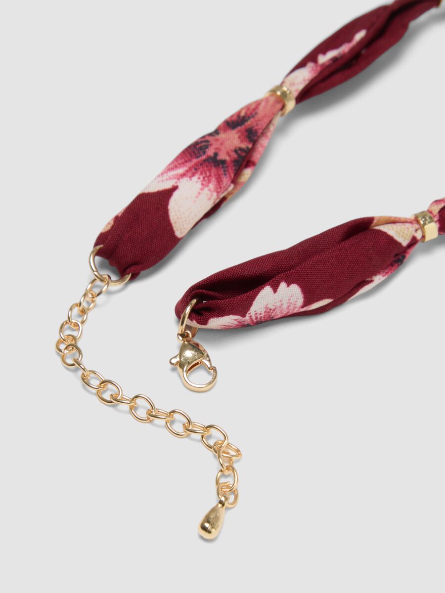 Rote Halskette mit Blumenprint und goldfarbenen Anh&auml;ngern_1