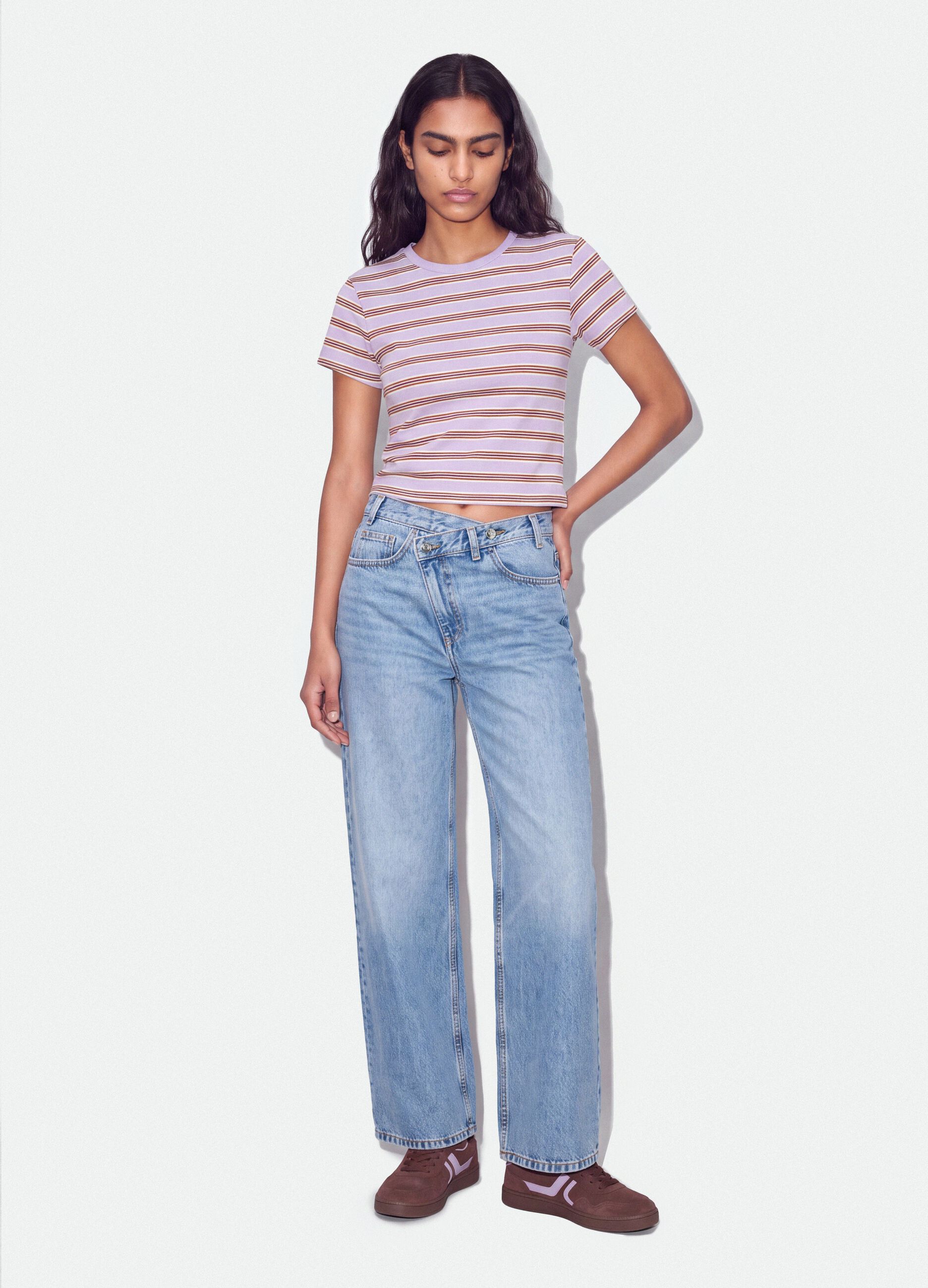T-shirt crop viola in puro cotone a righe con stampa