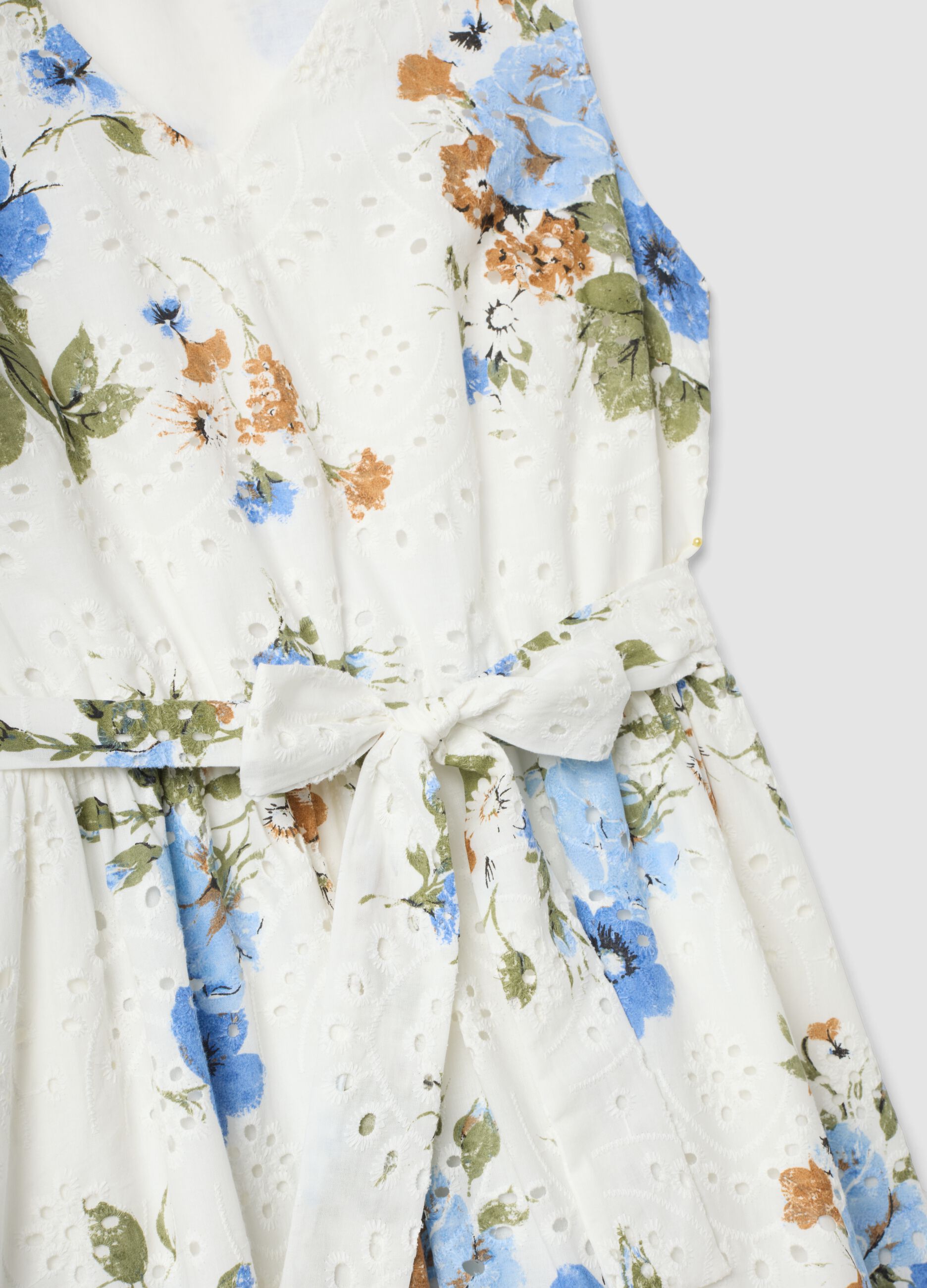 Vestido branco em puro algod&atilde;o com estampado floral, corte regular