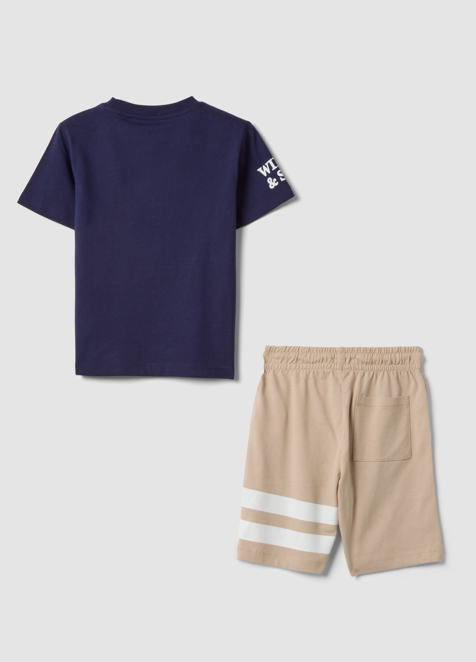 Completo blu e beige in puro cotone con t-shirt e shorts per bambino regular fit