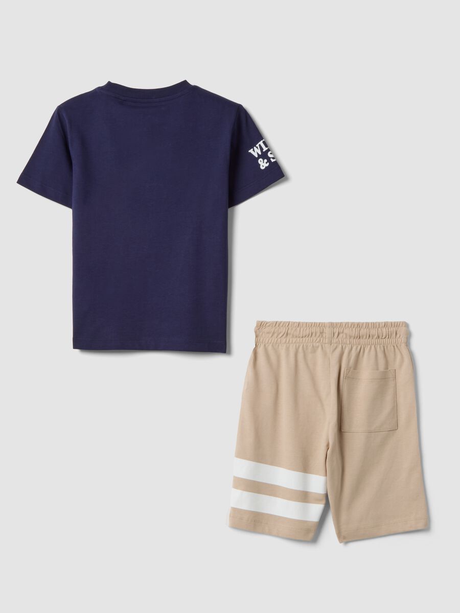 Completo blu e beige in puro cotone con t-shirt e shorts per bambino regular fit_1