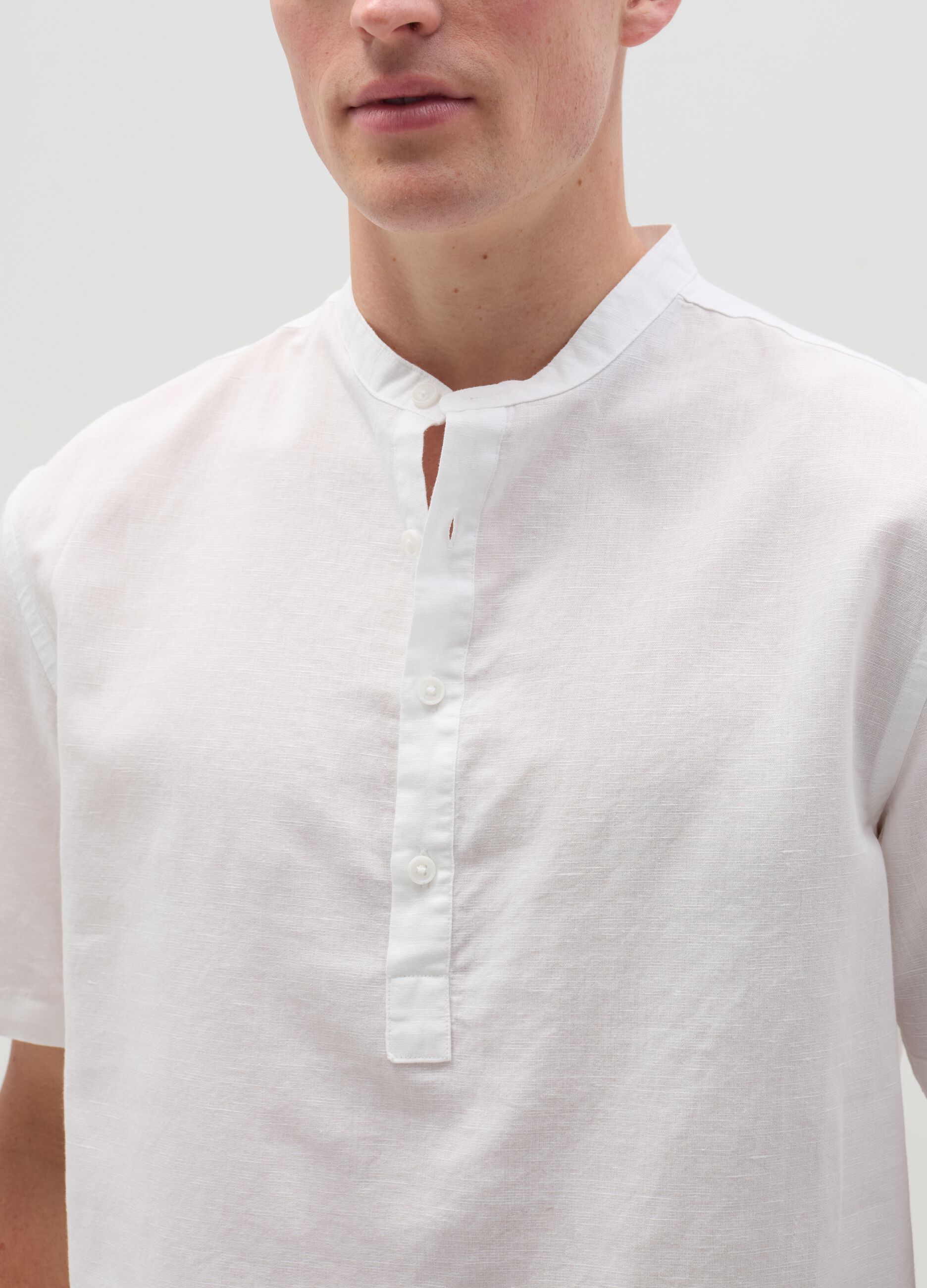 Short-sleeved shirt with Mandarin collar
