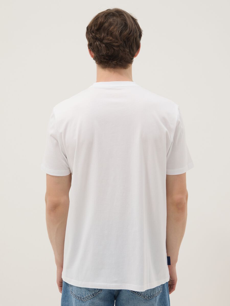 Wei&szlig;es T-Shirt aus 100% Baumwolle mit Grafikprint, Regular Fit_3