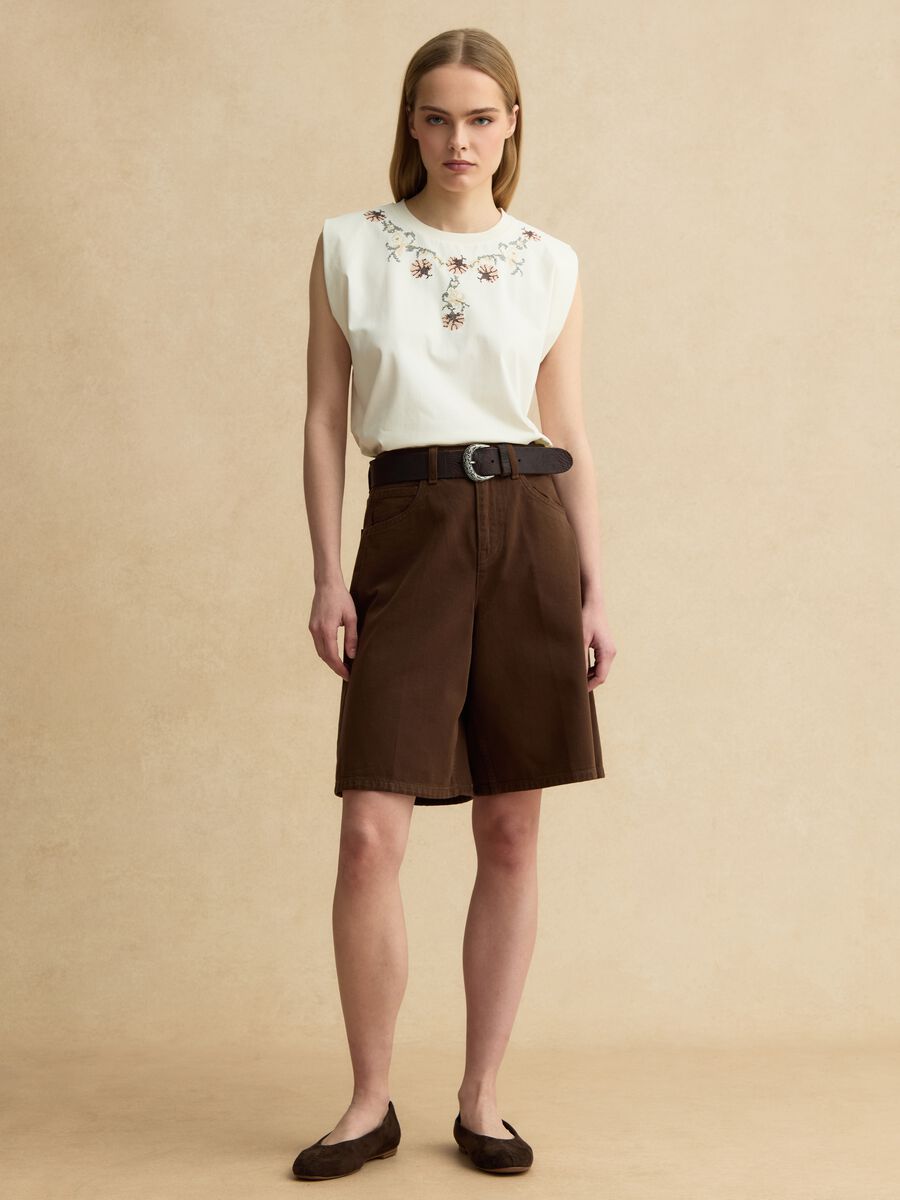 &Auml;rmelloses wei&szlig;es Baumwollmischung Regular Fit T-Shirt mit Stickereien_2