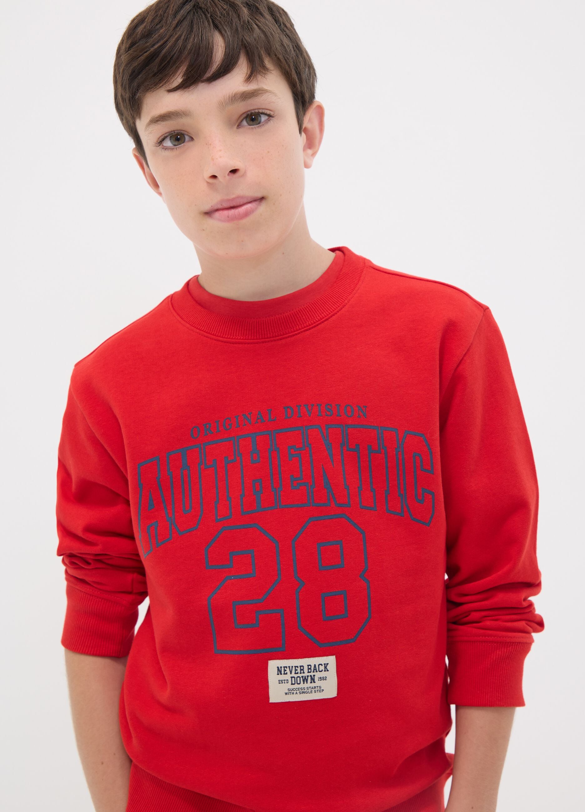 Red boys&rsquo; sweatshirt in pure organic cotton with crew neck and print