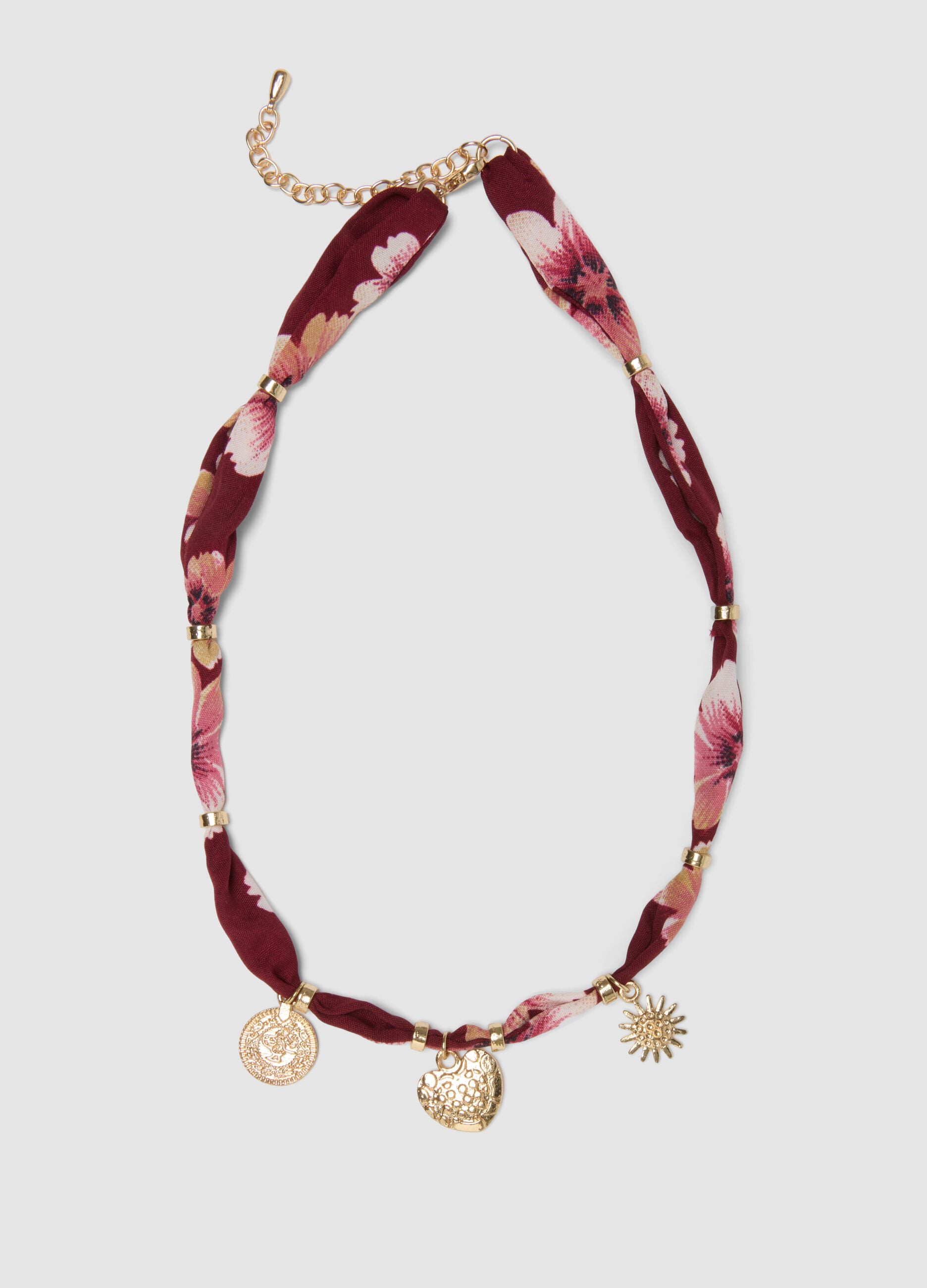 Rote Halskette mit Blumenprint und goldfarbenen Anh&auml;ngern