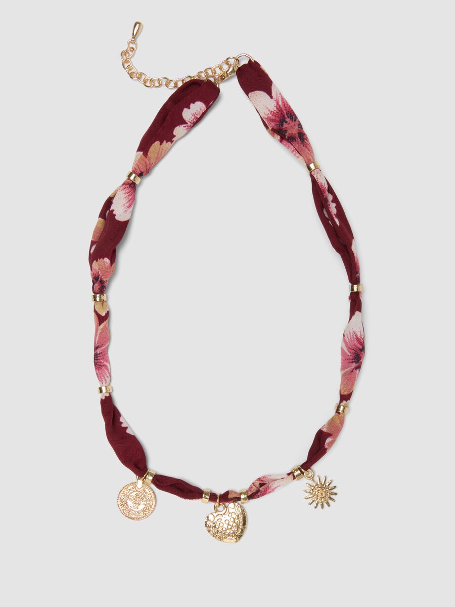 Rote Halskette mit Blumenprint und goldfarbenen Anh&auml;ngern_0