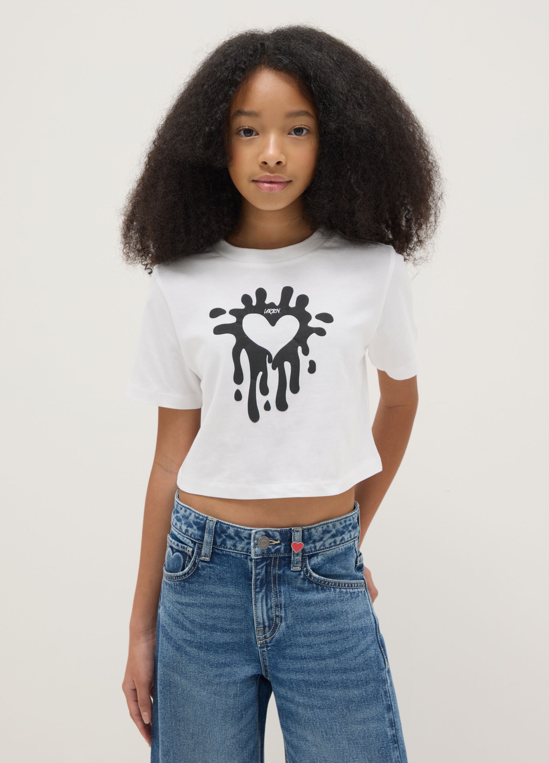 T-shirt branca de menina em puro algod&atilde;o corte boxy com estampado