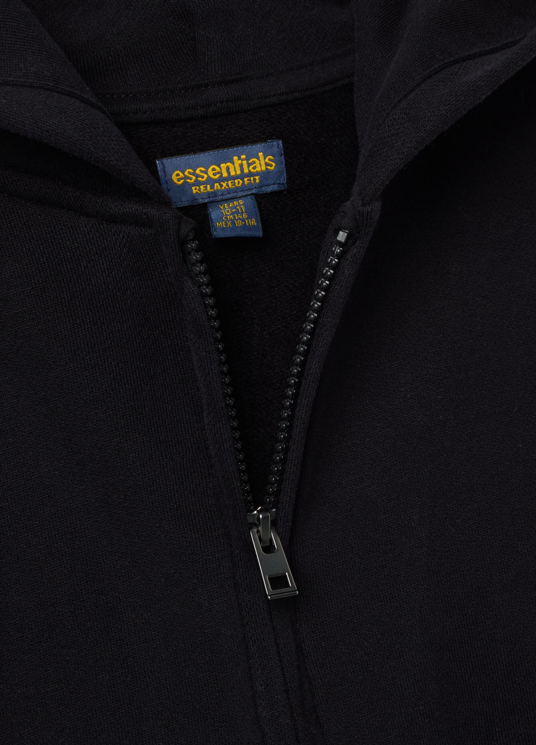 Sweatshirt preta com capuz em fleece de algod&atilde;o org&acirc;nico, relaxed fit, com fecho