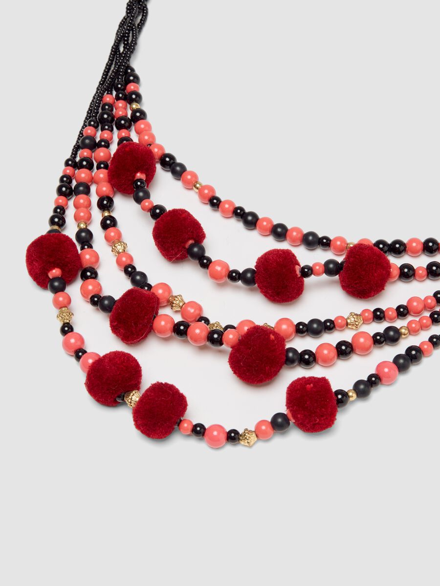 Collana nera e rossa a fili multipli con pon pon_1