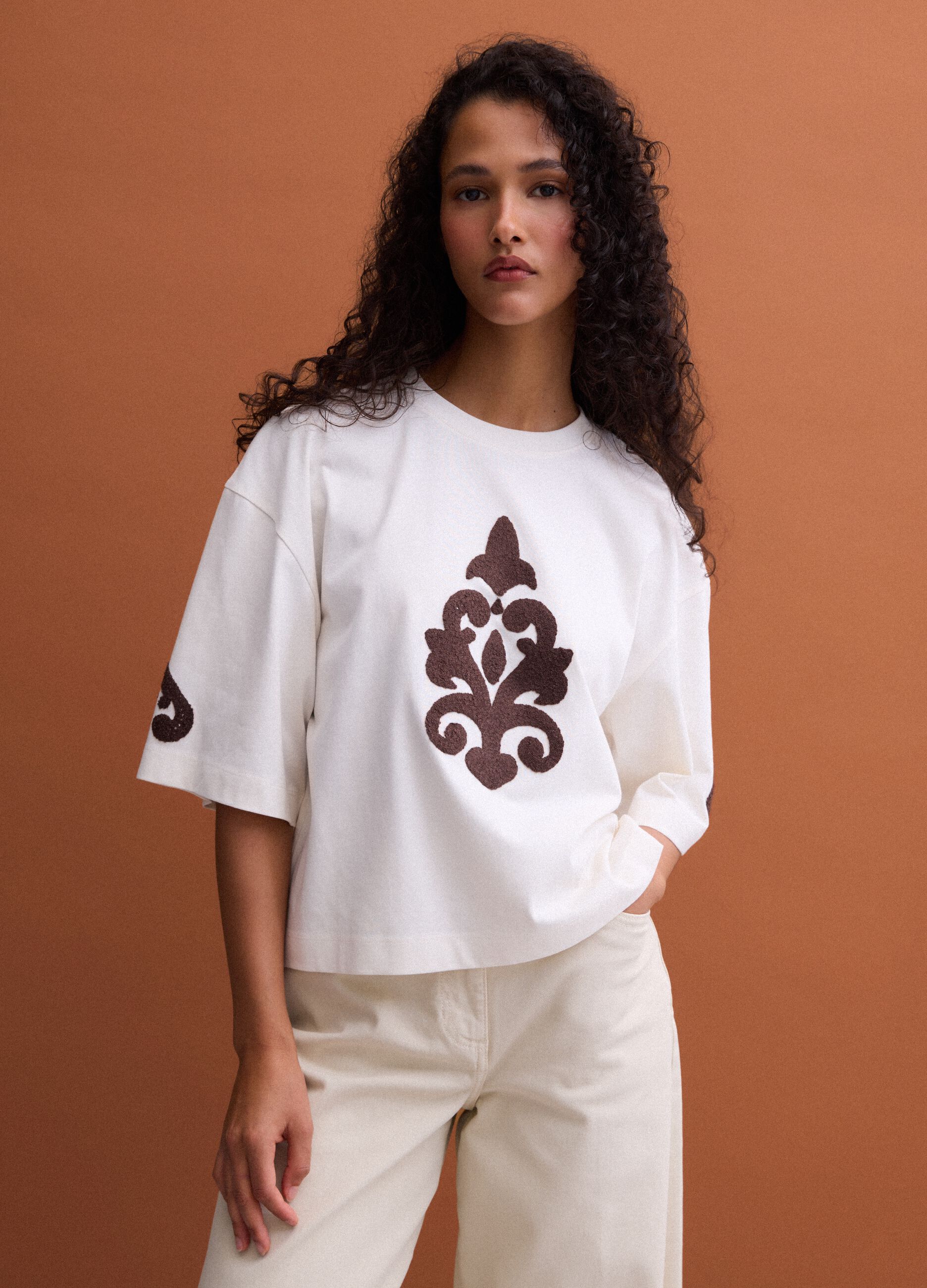 &Mu;&pi;&epsilon;&zeta; T-shirt &alpha;&pi;ό 100% &beta;&alpha;&mu;&beta;ά&kappa;&iota; &mu;&epsilon; &kappa;&epsilon;&nu;&tau;ή&mu;&alpha;&tau;&alpha;, regular fit