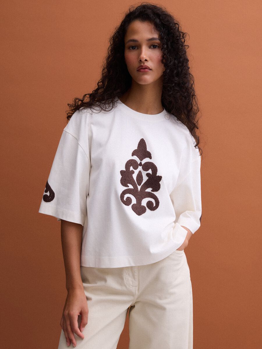 T-shirt bege em algod&atilde;o puro com bordados, corte regular_0