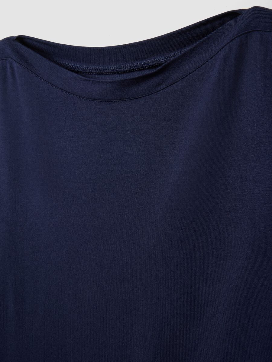 T-shirt azul em viscose el&aacute;stica, com decote barco, ajuste regular_1
