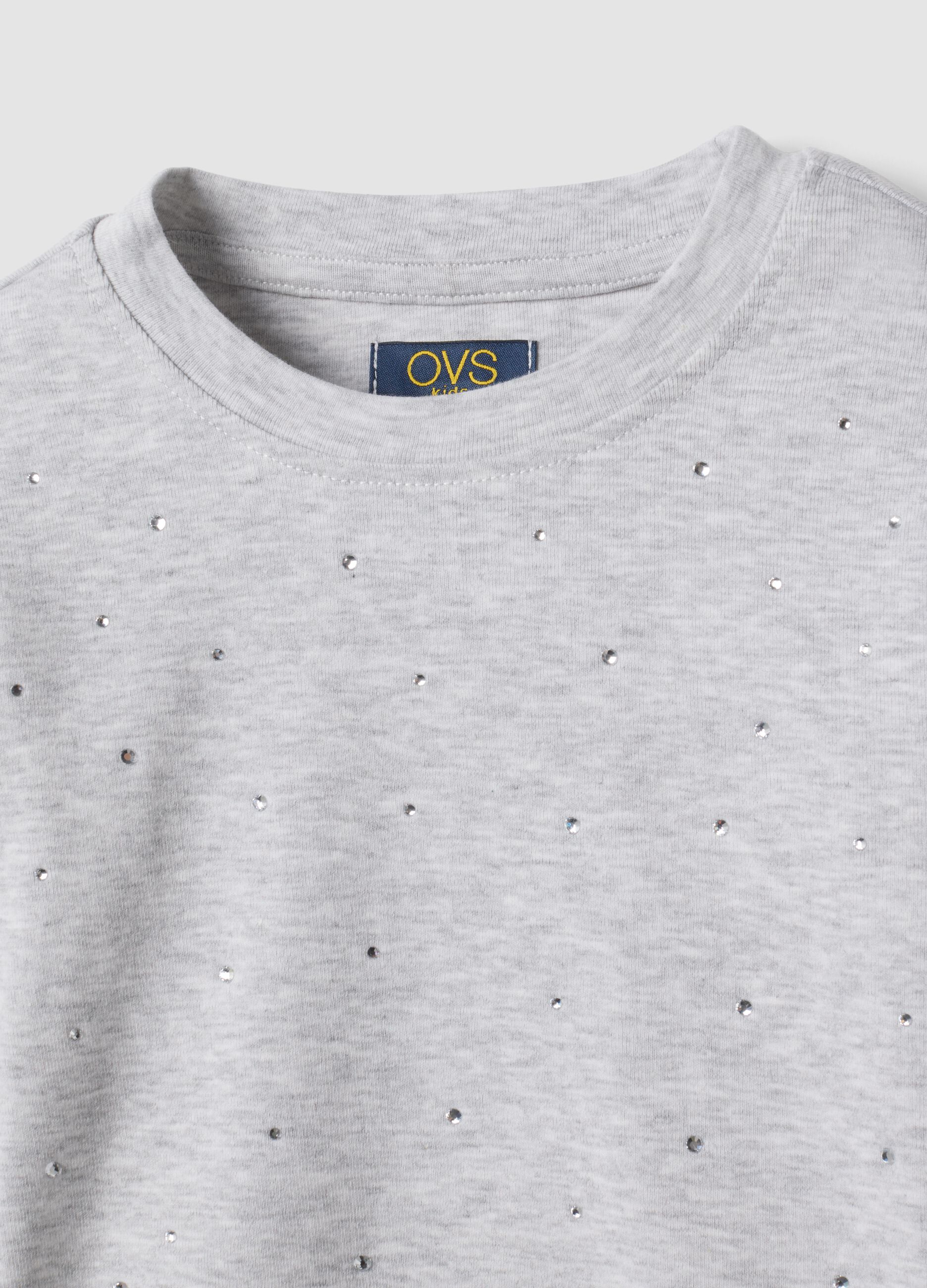 T-shirt grigia in cotone organico e viscosa elasticizzata con strass