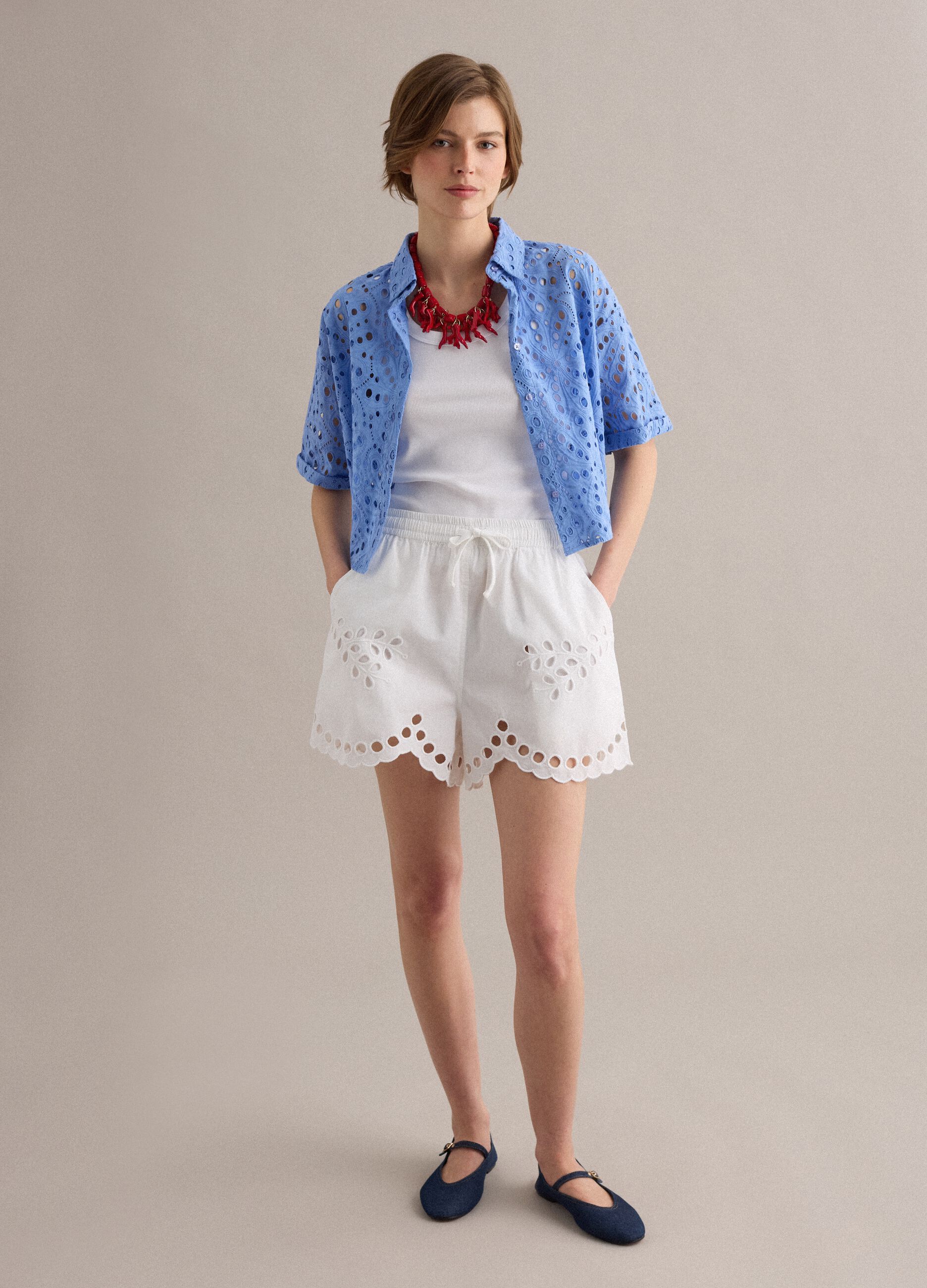 Camisa azul cielo de puro algod&oacute;n con bordado ingl&eacute;s