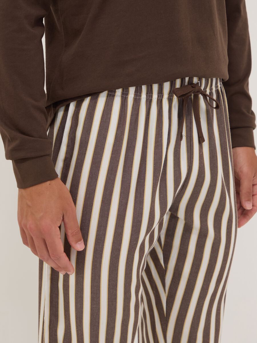 Brauner Pyjama aus reiner Bio-Baumwolle mit Streifen, Regular Fit_3