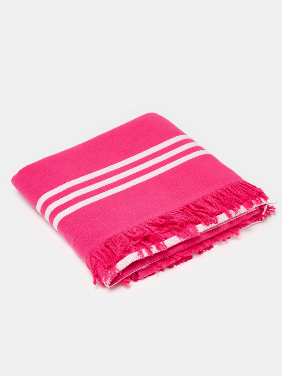 Beach towel with thin stripes and fringing_0