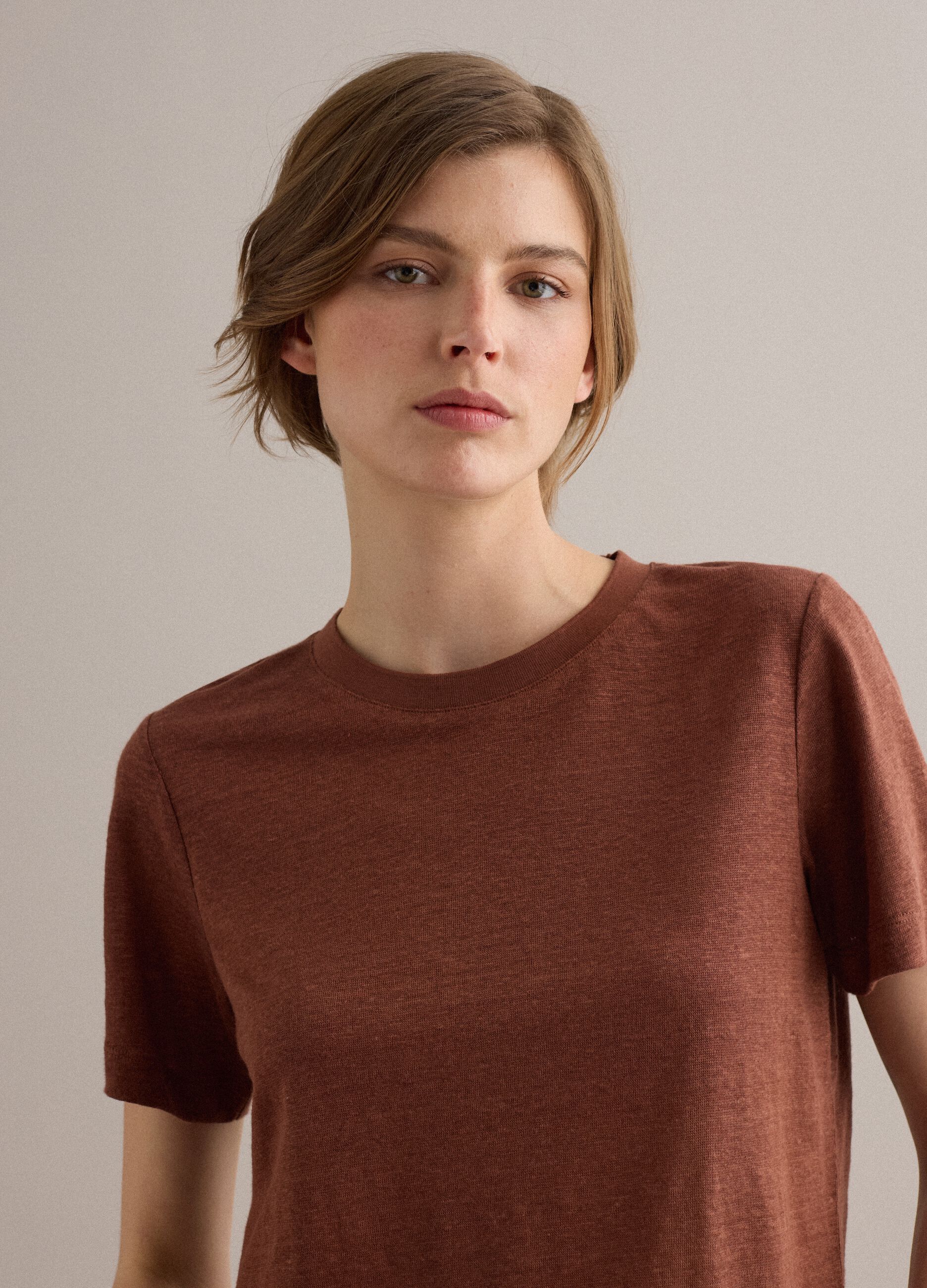 Braunes T-Shirt aus reinem Leinen mit kurzen &Auml;rmeln, Regular Fit