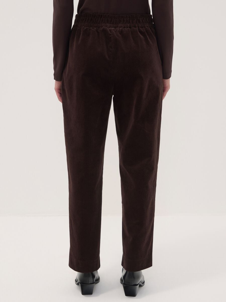 Braune Ripp-Hose aus Stretch-Baumwolle mit elastischem Bund_3