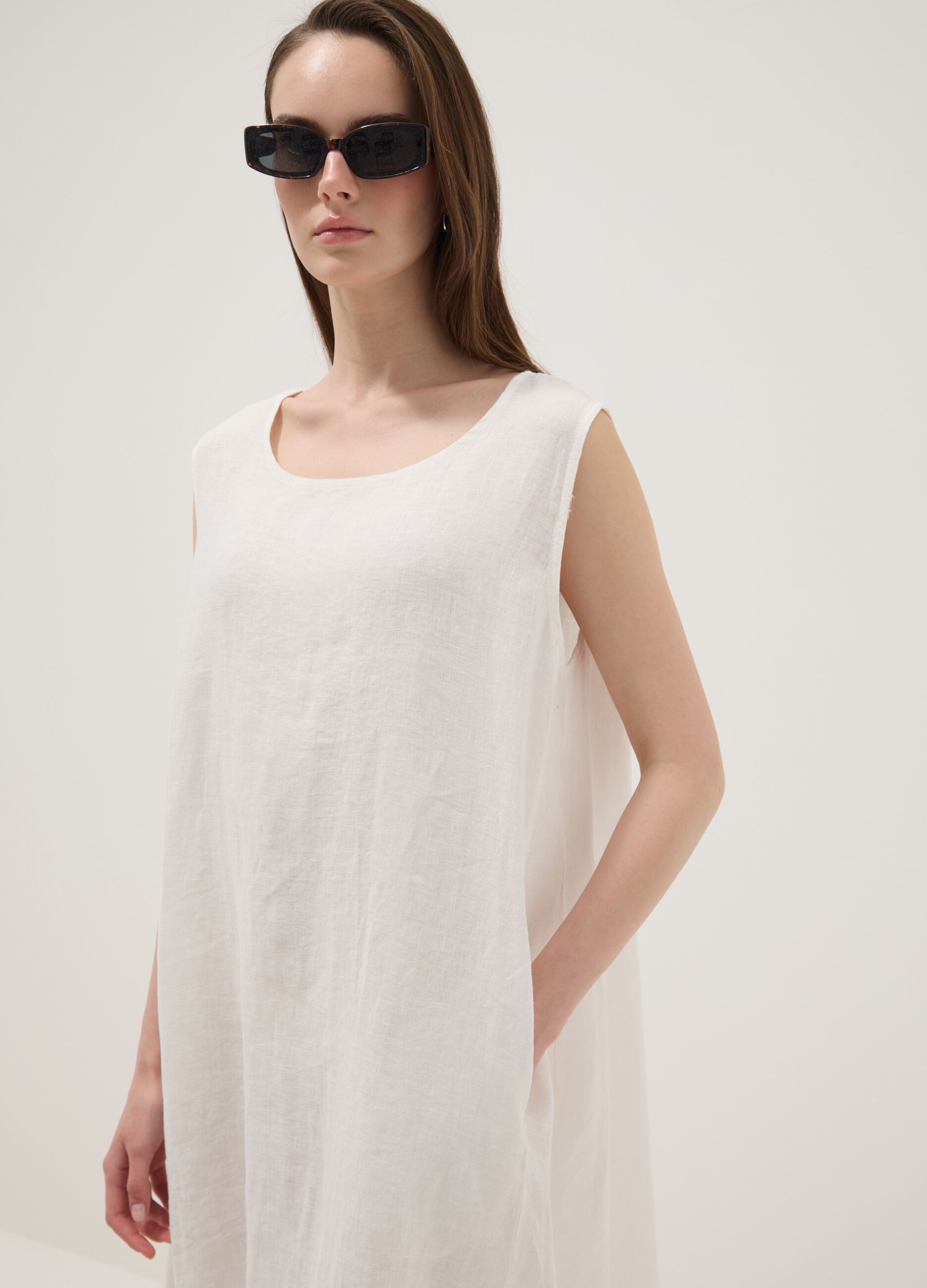 Vestido branco comprido em linho puro, corte regular
