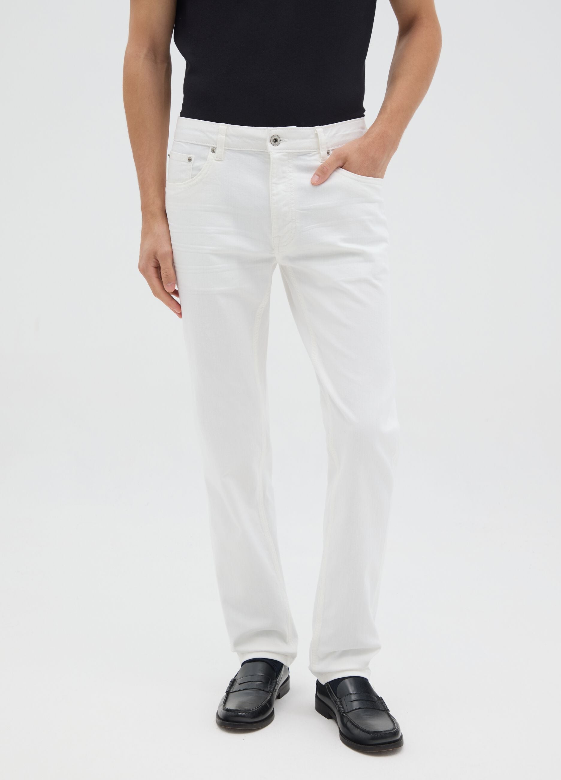 Men&rsquo;s slim-fit white denim jeans