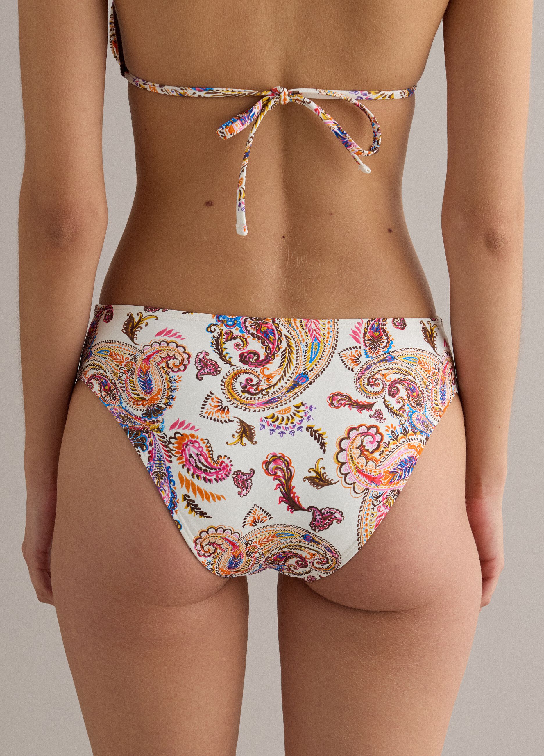 Braguita de bikini multicolor de tejido el&aacute;stico con estampado paisley