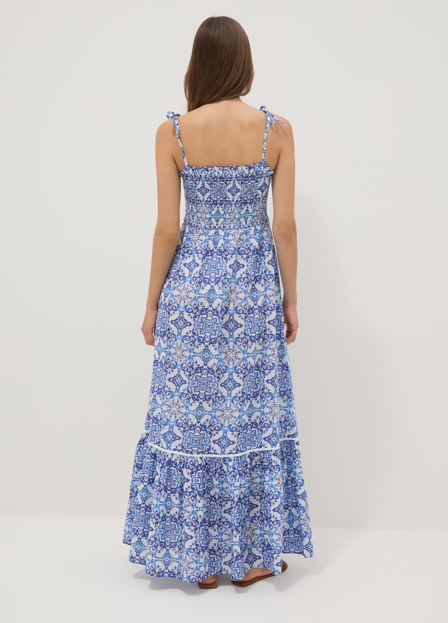 Blaues Maxikleid aus reiner Baumwolle mit Bindetr&auml;gern