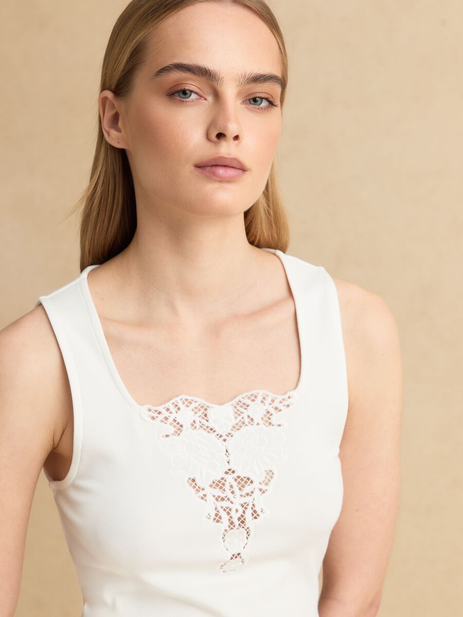 Wei&szlig;es Stretch-Tanktop aus Viskose mit Stickerei_2