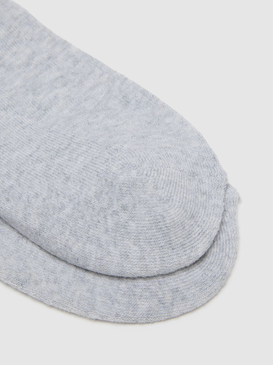 Tripack of grey cotton sports socks with elastic fit_2