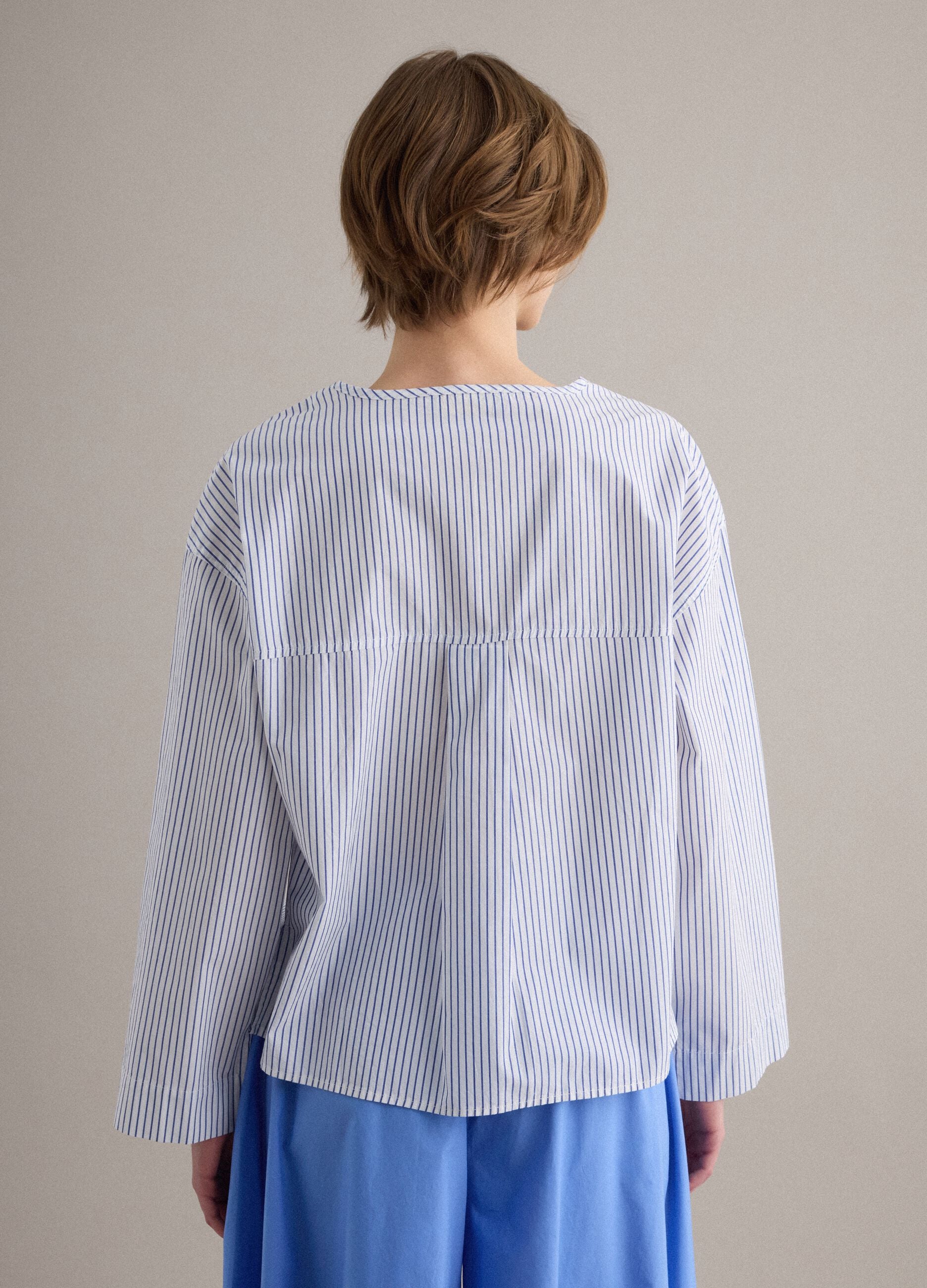 Camisa de puro algod&atilde;o &agrave;s riscas multicolores com corte regular e bolso