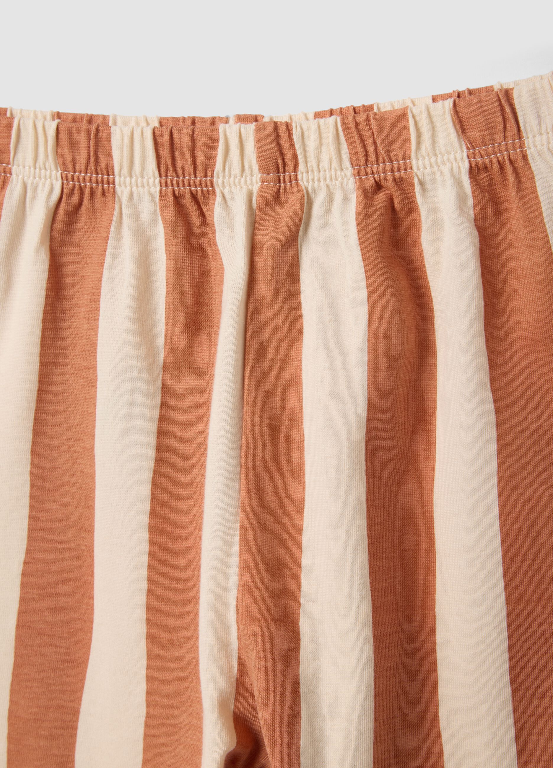 Pijama bege para beb&eacute; em algod&atilde;o org&acirc;nico com camisola de al&ccedil;as e cal&ccedil;&otilde;es