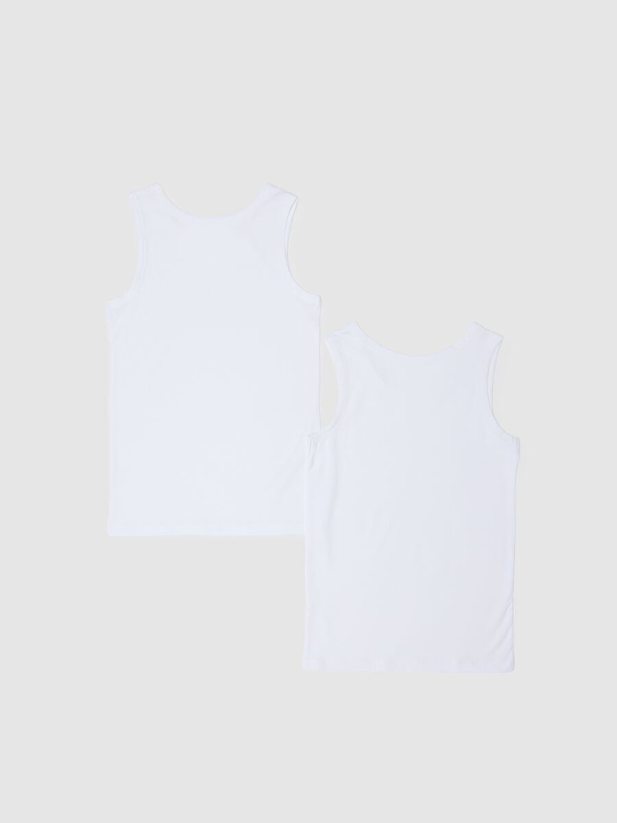 Two-pack of boys' white stretch cotton vests with regular fit_1