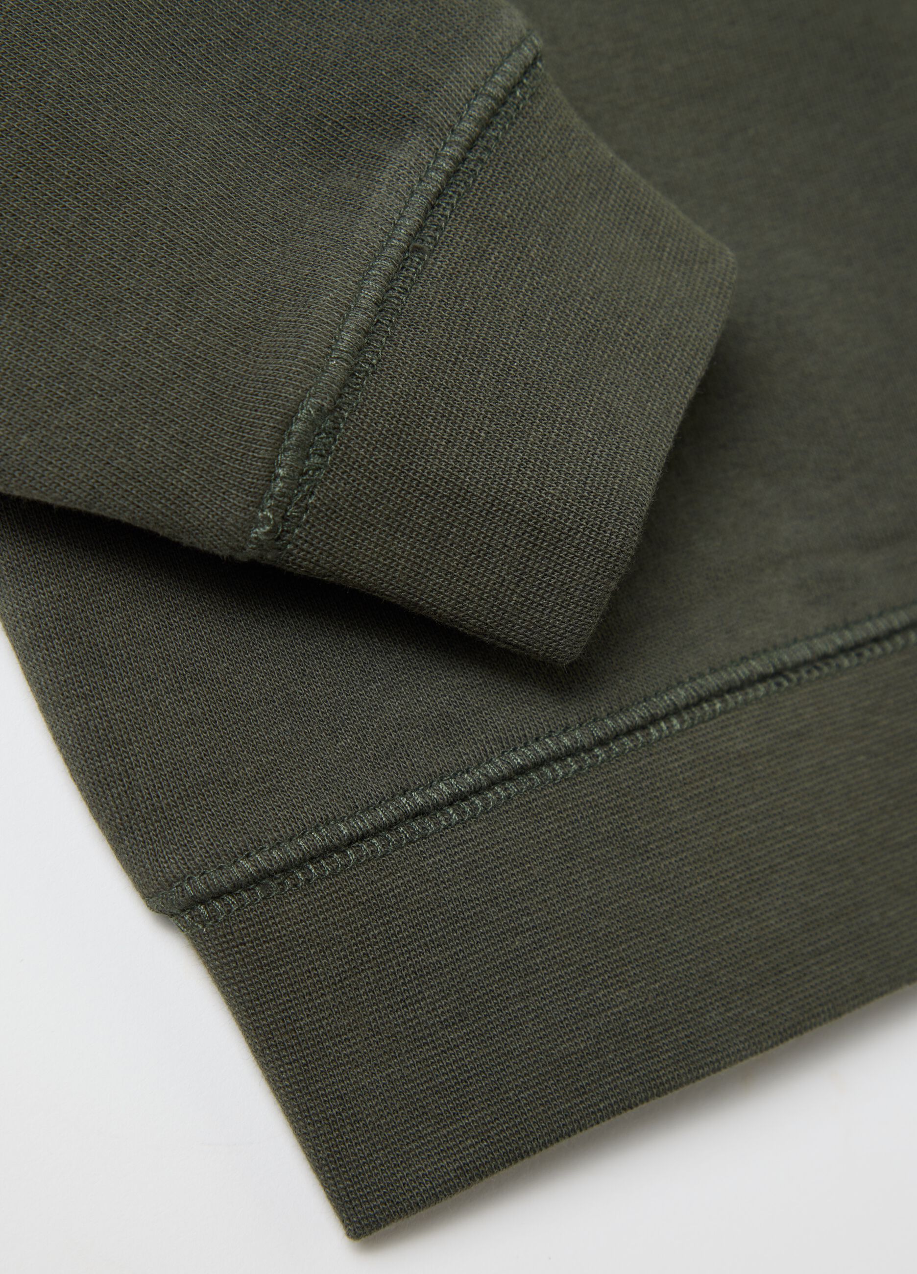 Green sweatshirt in French terry with pocket and patch