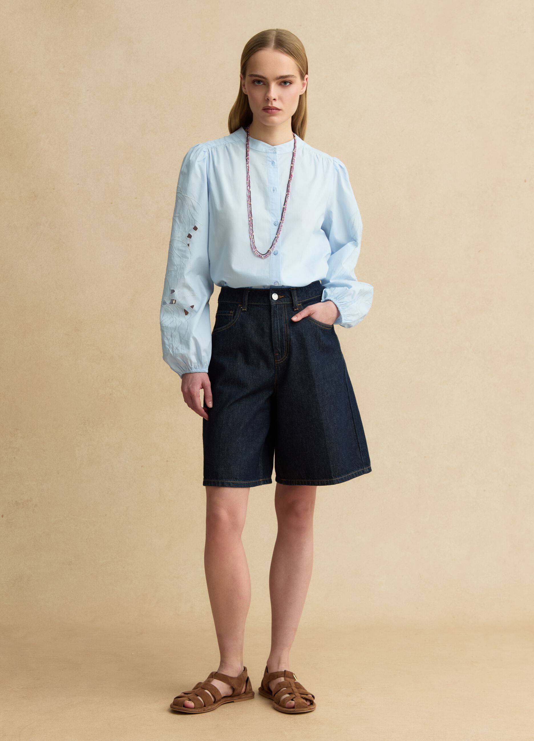 Hellblaues Baumwollhemd im Regular-Fit mit Stickereien