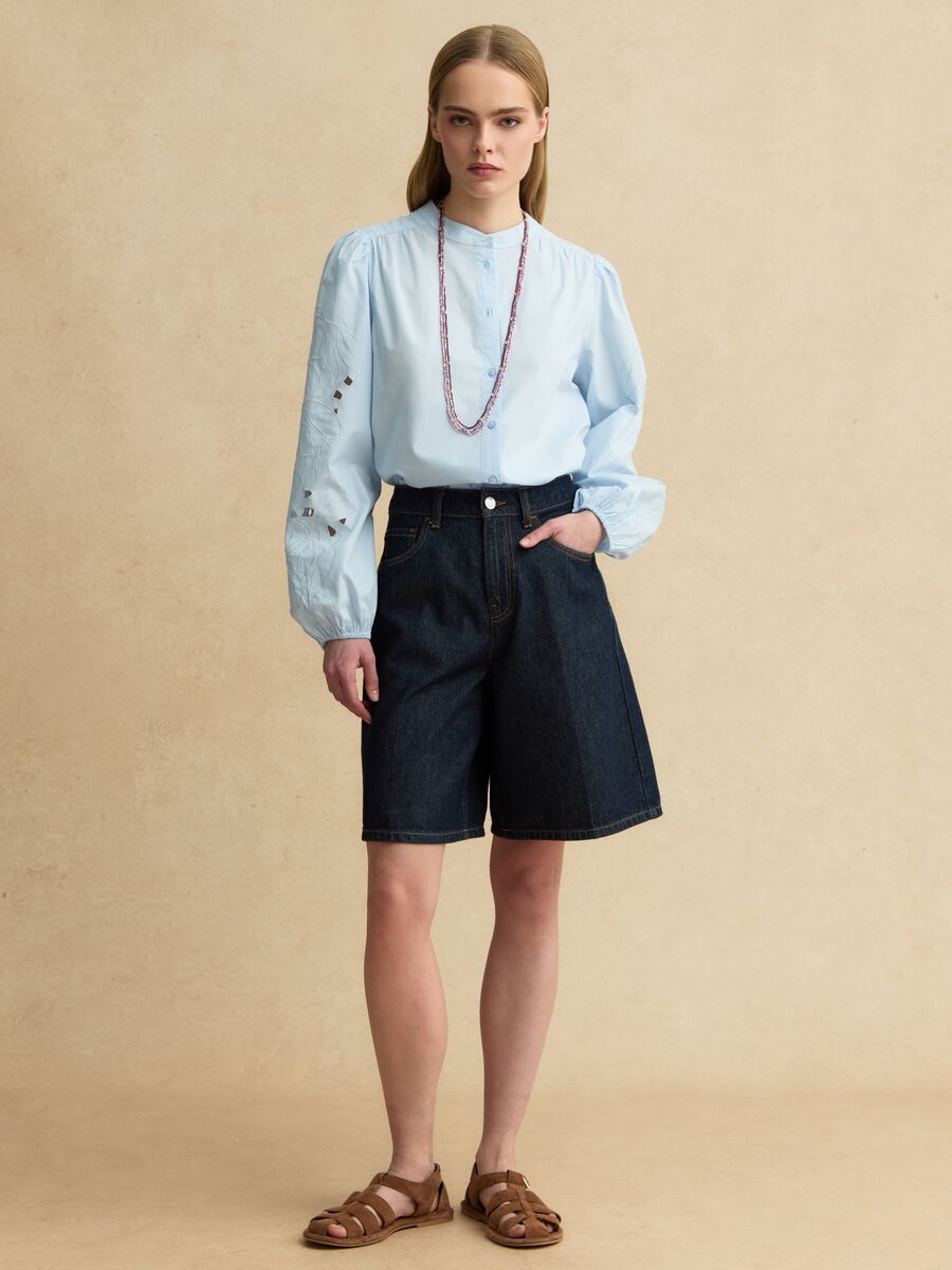 Hellblaues Baumwollhemd im Regular-Fit mit Stickereien_3