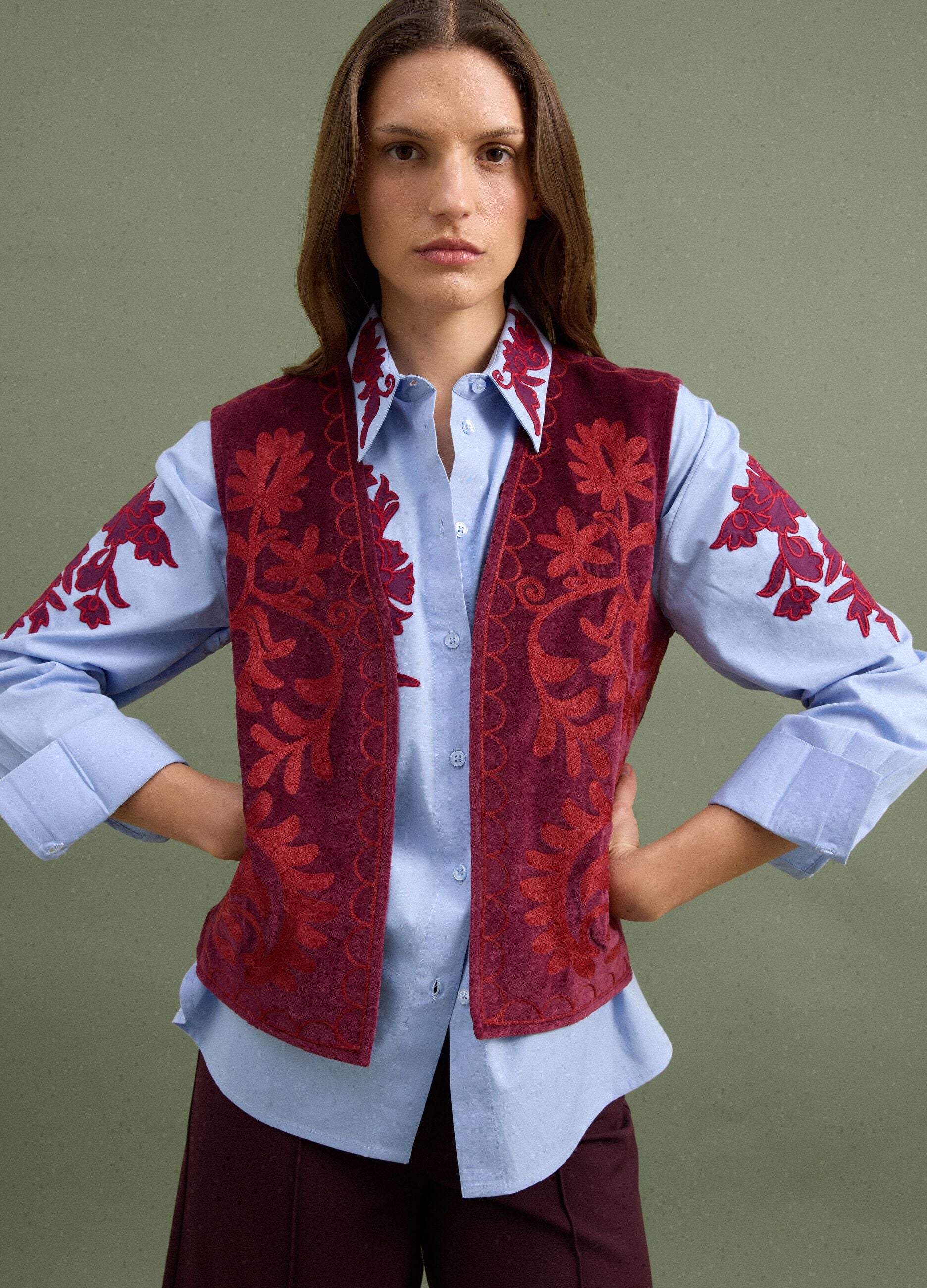 Gilet rosso in puro cotone con ricami floreali