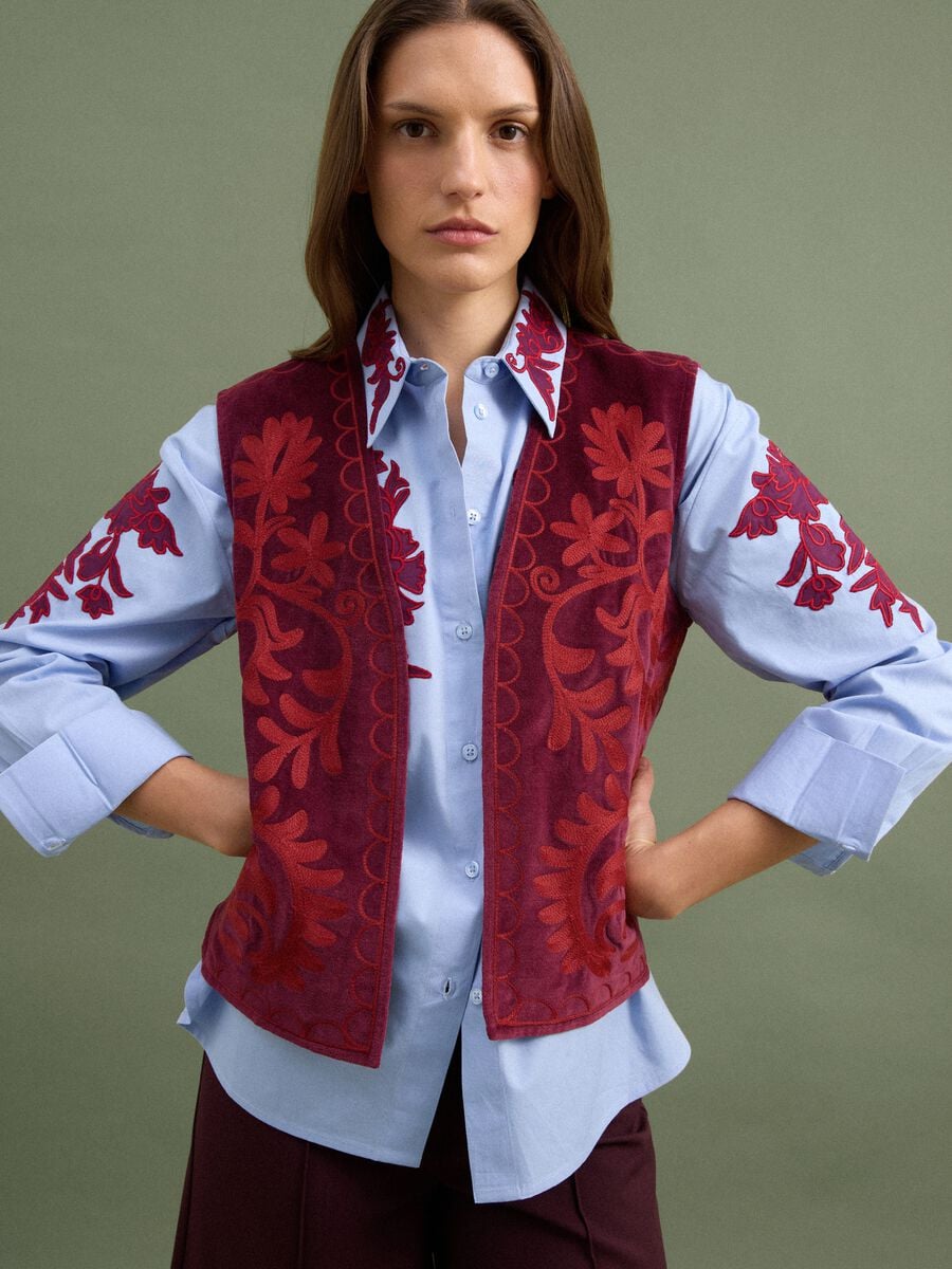 Gilet rosso in puro cotone con ricami floreali_0