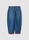 Jeans blu baggy in puro cotone con risvolto ricamato per bambina_1