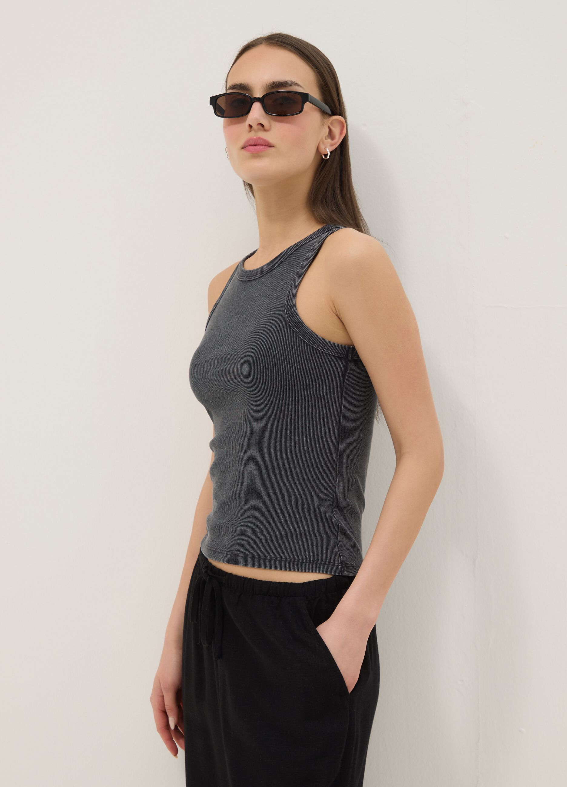 Graues, geripptes Tanktop aus elastischer Baumwolle in figurbetonter Passform