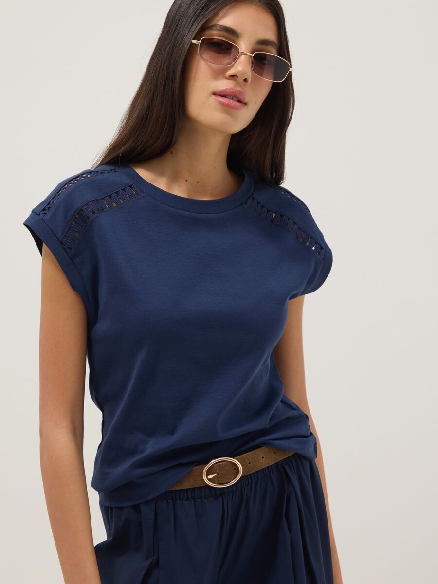Camiseta azul de algod&oacute;n puro con inserciones caladas_0