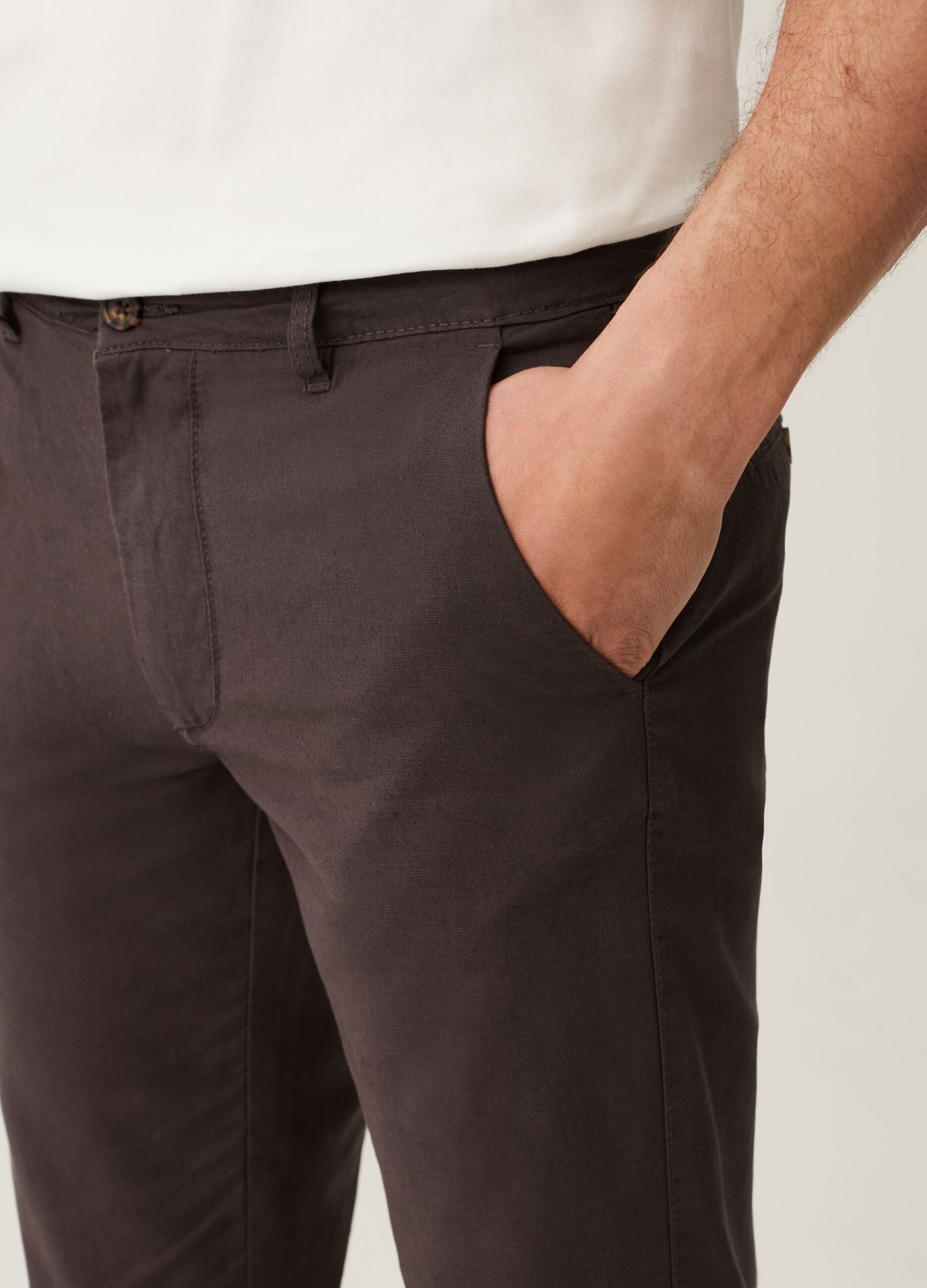 Pantaloni chino regular fit in cotone e lino