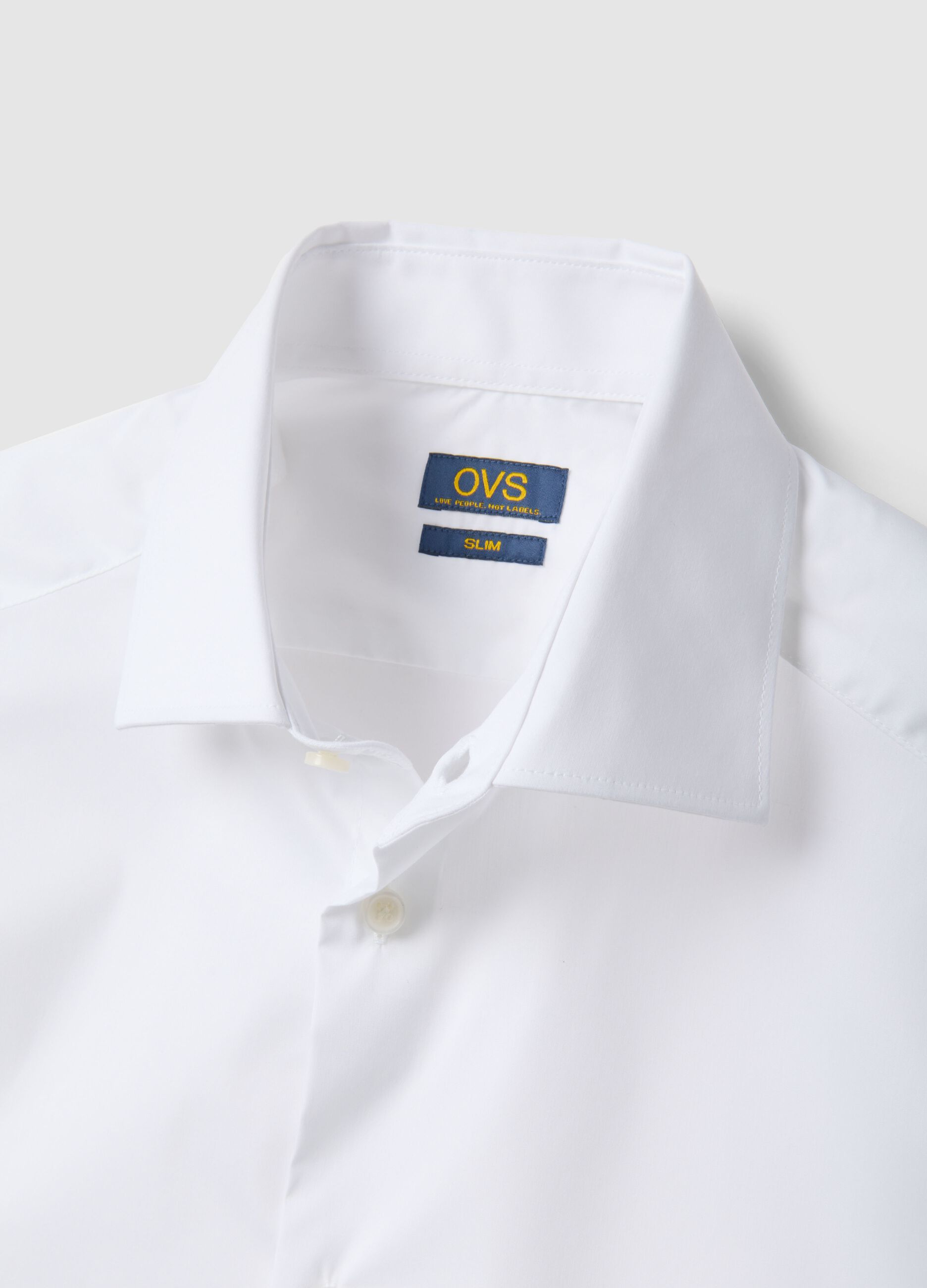 Camisa branca slim fit de algod&atilde;o el&aacute;stico com colarinho cl&aacute;ssico